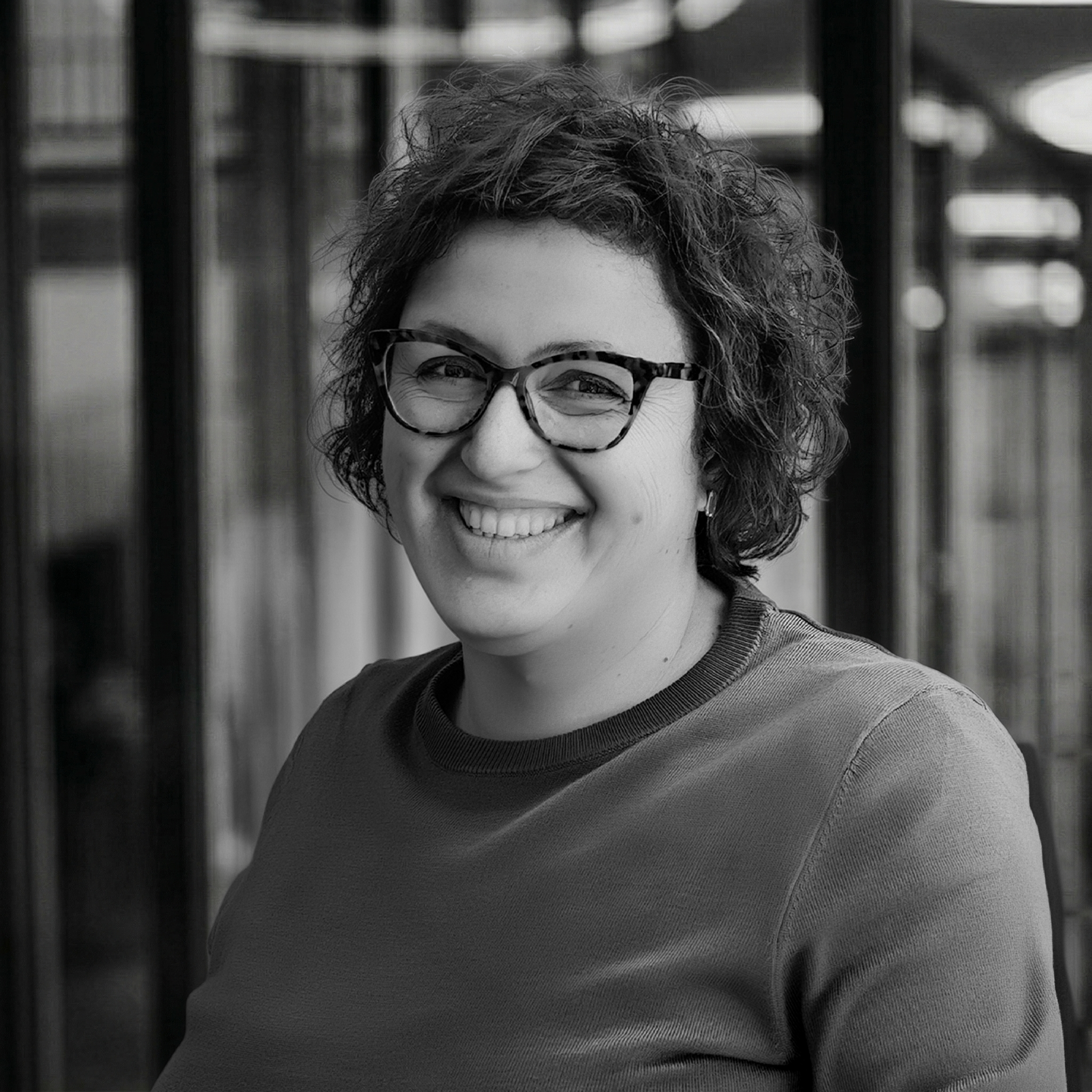 brillen, frau, kurze lockige haare, pullover, lächeln